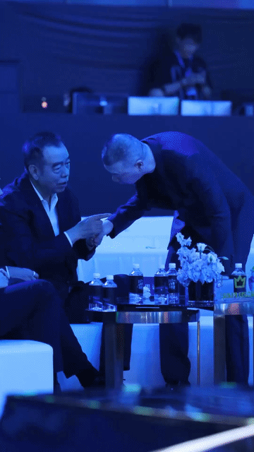 冯小刚看着好心酸，看着挺忙活，其实都是自己主动凑上去和别人打招呼，陈凯歌稳稳坐着