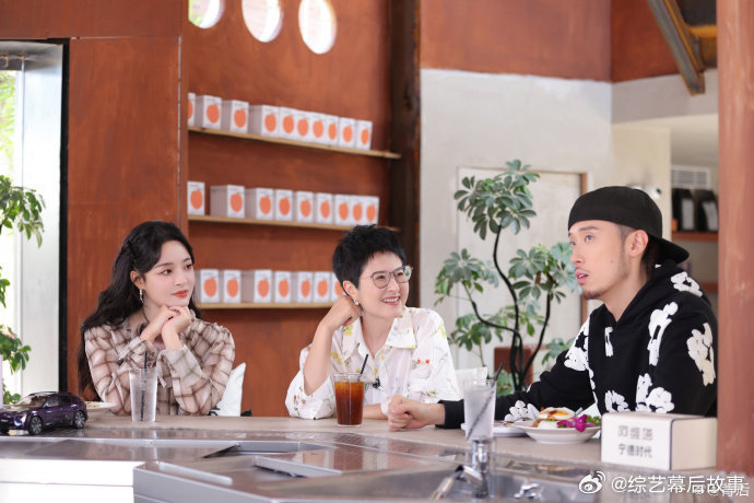 Fezzy被导演说歌词冷冰冰 Fezzy坦言规律生活像给情绪加了“缓冲带”，但他