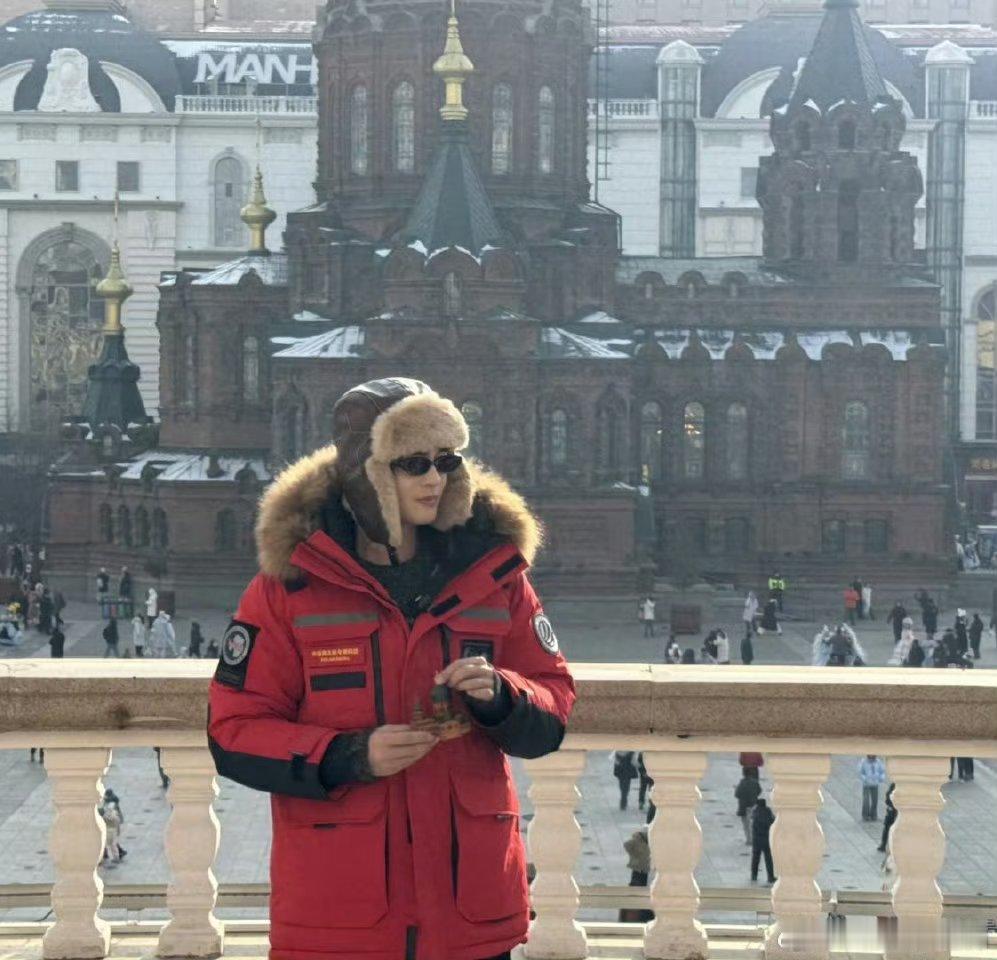 于适今天哈尔滨线下活动，这个比心红衣帅哥未免太可爱了 