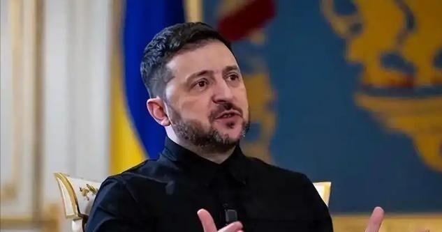 泽连斯基终究还是低头了。苦撑四年，家底都快输光了。人口骤降1500万，外援彻底断