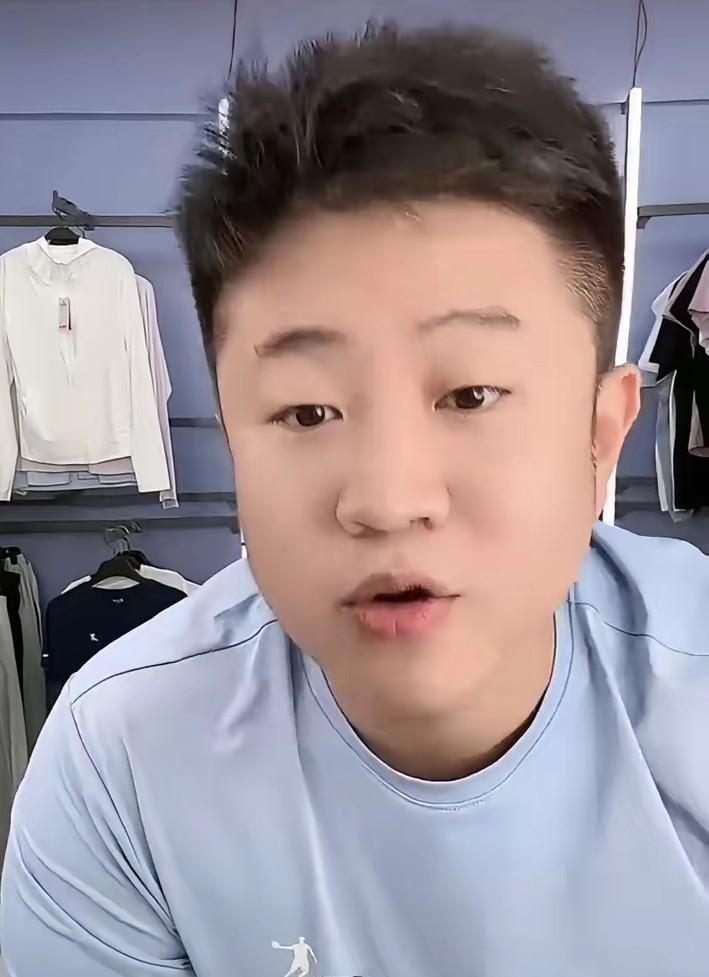 王亮真是太难了，离异家庭的孩子咋就这么可怜呢？度过了一年多艰难的日子，刚刚回到互