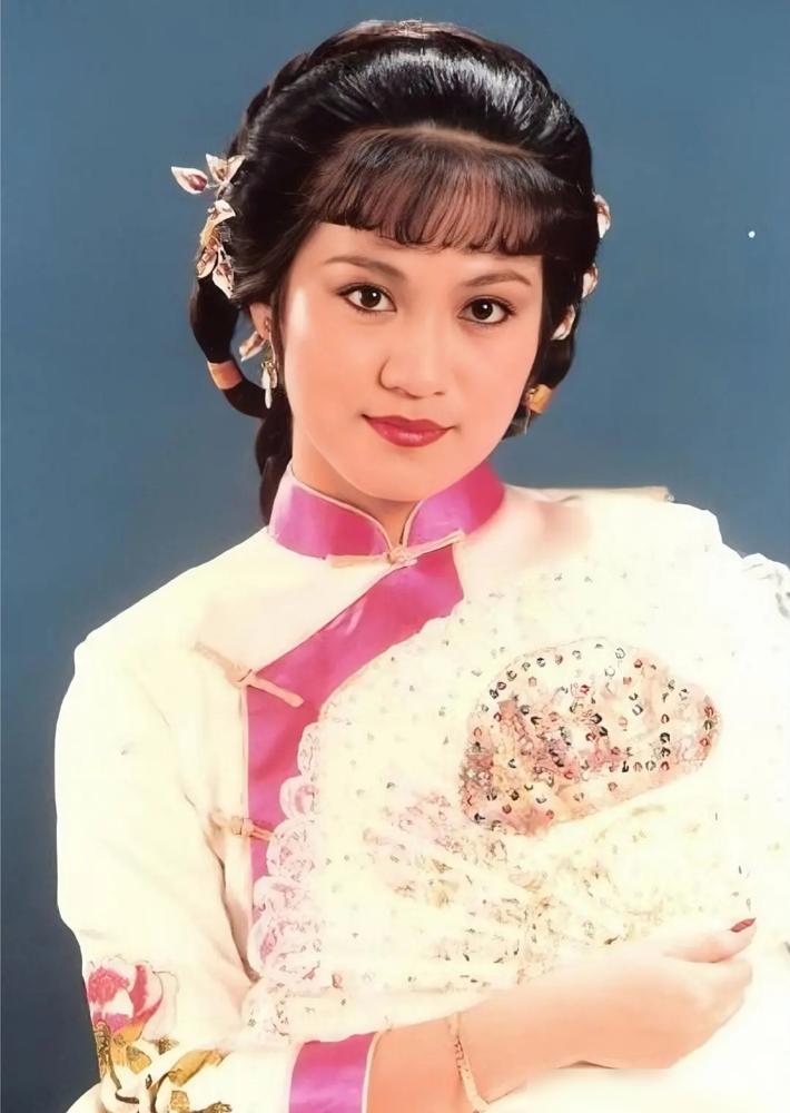 一杆长枪直接锁喉，你还记得当年南沧海北铁山火拼时，全村人守着一台黑白电视机连大气