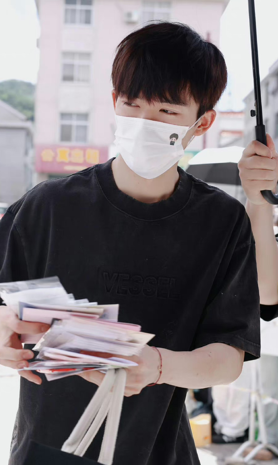 #王星越手臂全是蚊子包#原来蚊子也偏爱阳光帅气的男生啊，看到王星越手臂全是蚊子包