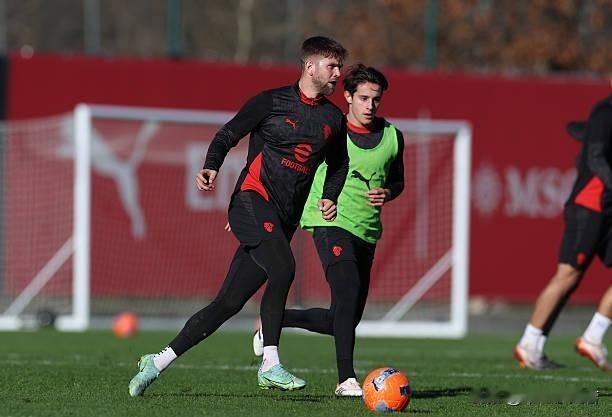 迎来首秀！德国前锋菲尔克鲁格在训练中表现出了非常出色的状态，他将在本轮意甲联赛迎