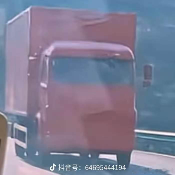 这卡车厉害流线型前脸，一体成型外观至于为什么没标，应该是不想给这个卡车打广告吧 