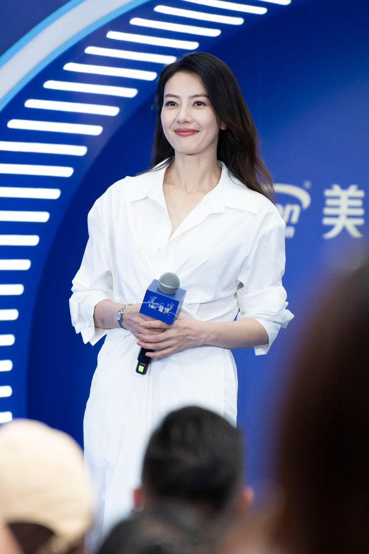 她像是家里唯一一个在大城市工作的小姨