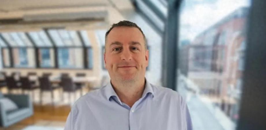 【英国男子被控13年对前妻下药性侵，5同案人受审】英国49岁男子菲利普·杨被控在