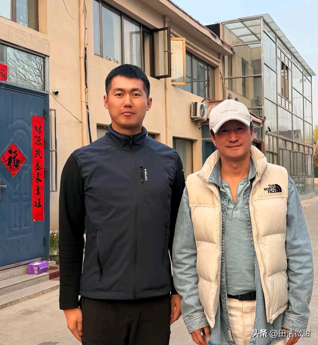 护旗手张自轩与吴京见面，高度称赞了吴京的人品。“银幕硬汉，为人谦和”，对偶像内心