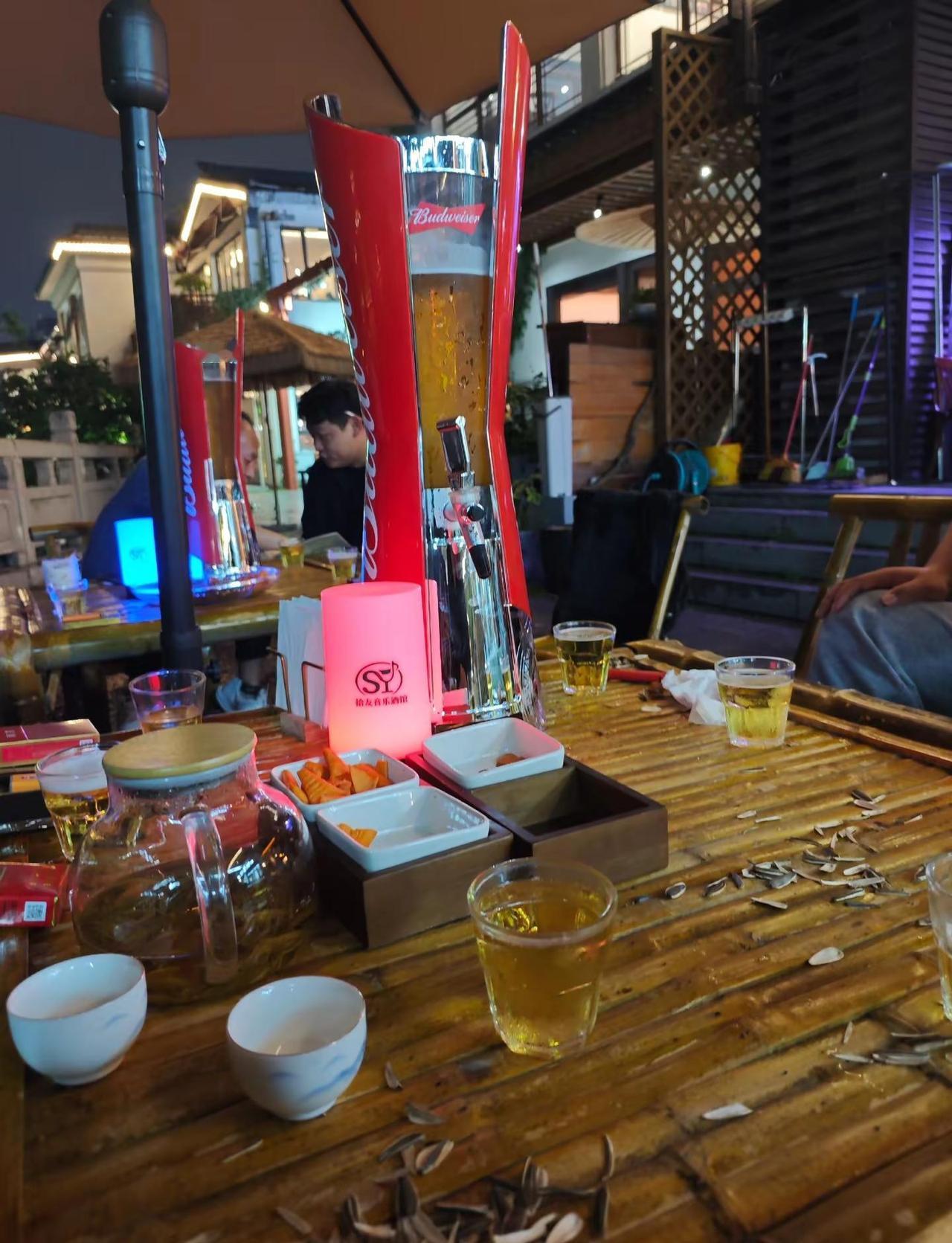 白天生活 ，夜晚灵魂，偶尔放纵，才懂热爱！夜间茶座 小叙两杯 人間半杯 小灼一杯
