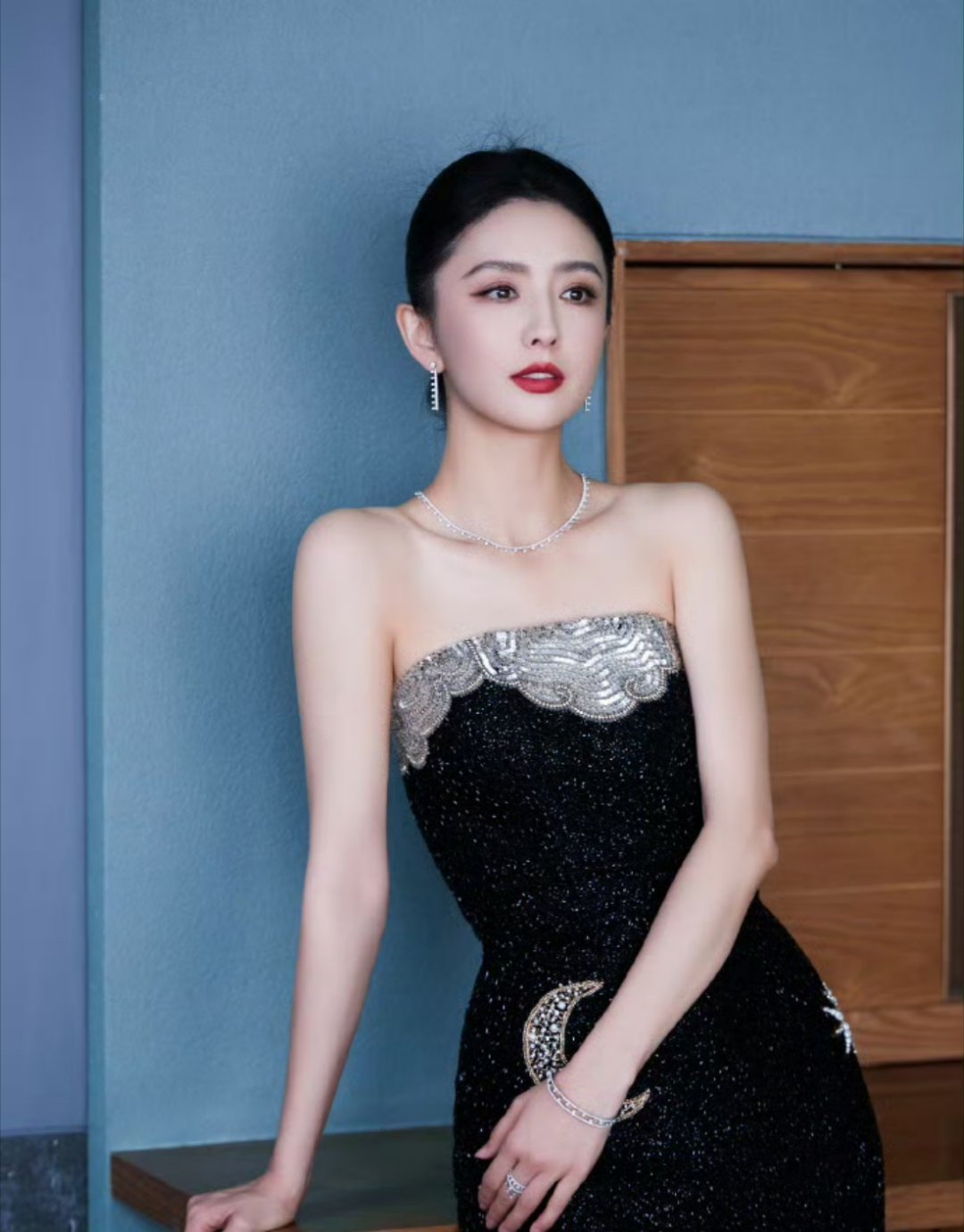 佟丽娅这简直是黑天鹅级别的美貌 气质这块也是越来越出众了 