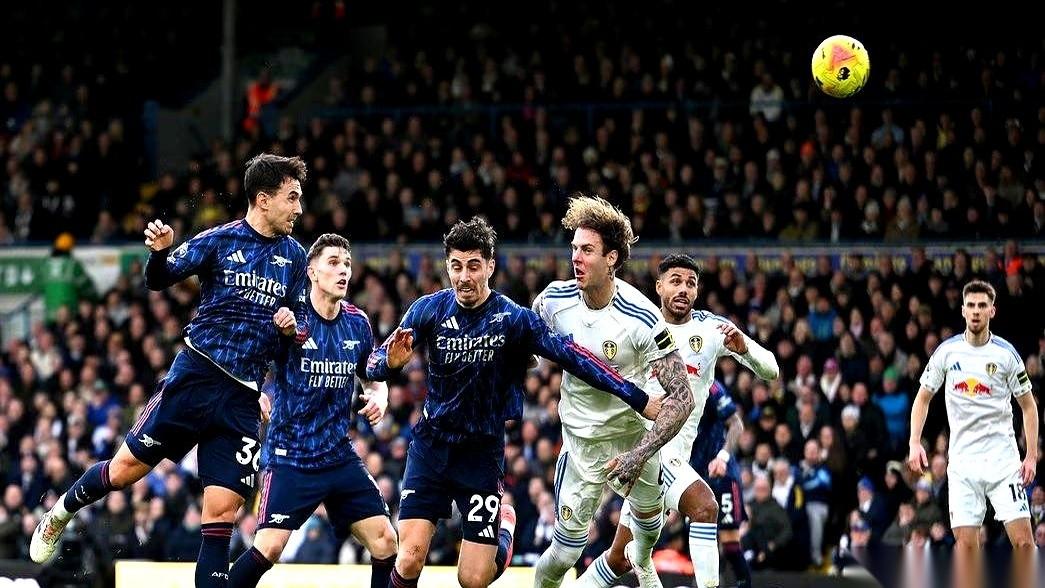 上一场还在被全网追着骂“罪人”，下一秒就成了救世主。
你说这足球，是不是比人生还