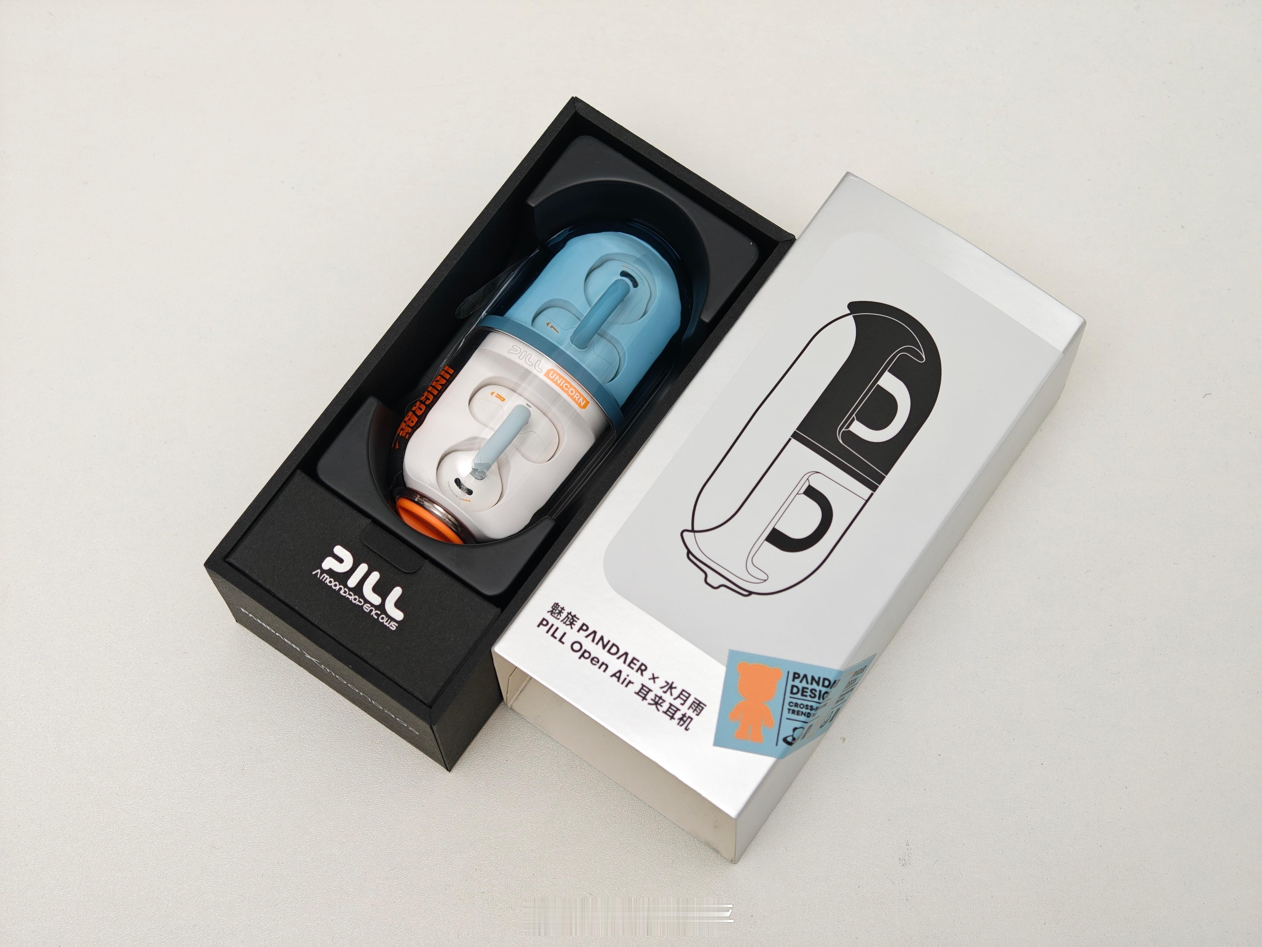 魅族 PANDAER给水月雨PILL胶囊状耳夹式耳机出了个联名款，蓝色调的还不错