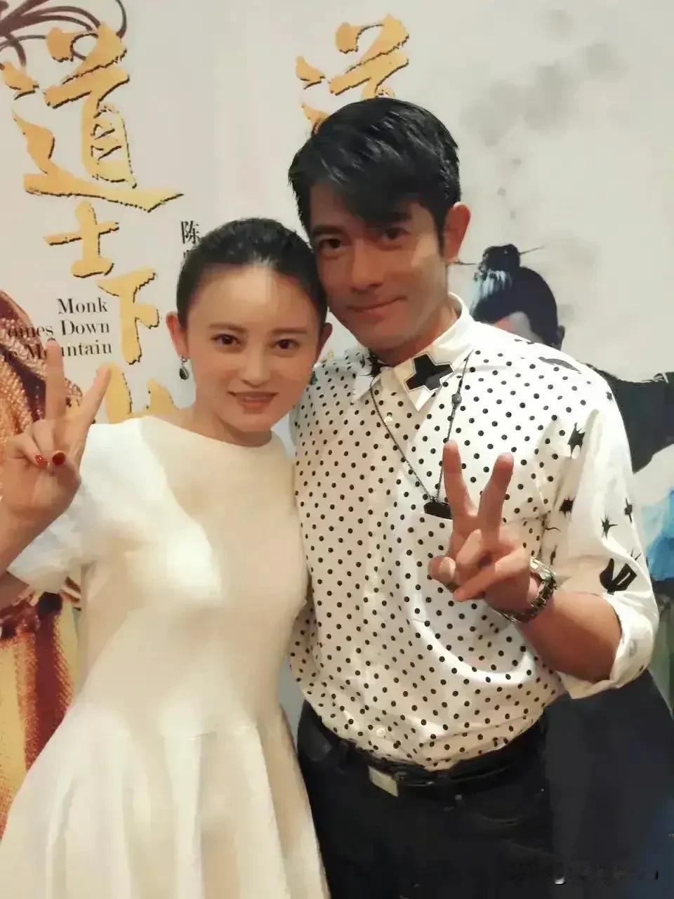 你一定不会想到，和天王郭富城紧挨头，一起拥围着举✌️的女孩，就是《父母爱情》中的