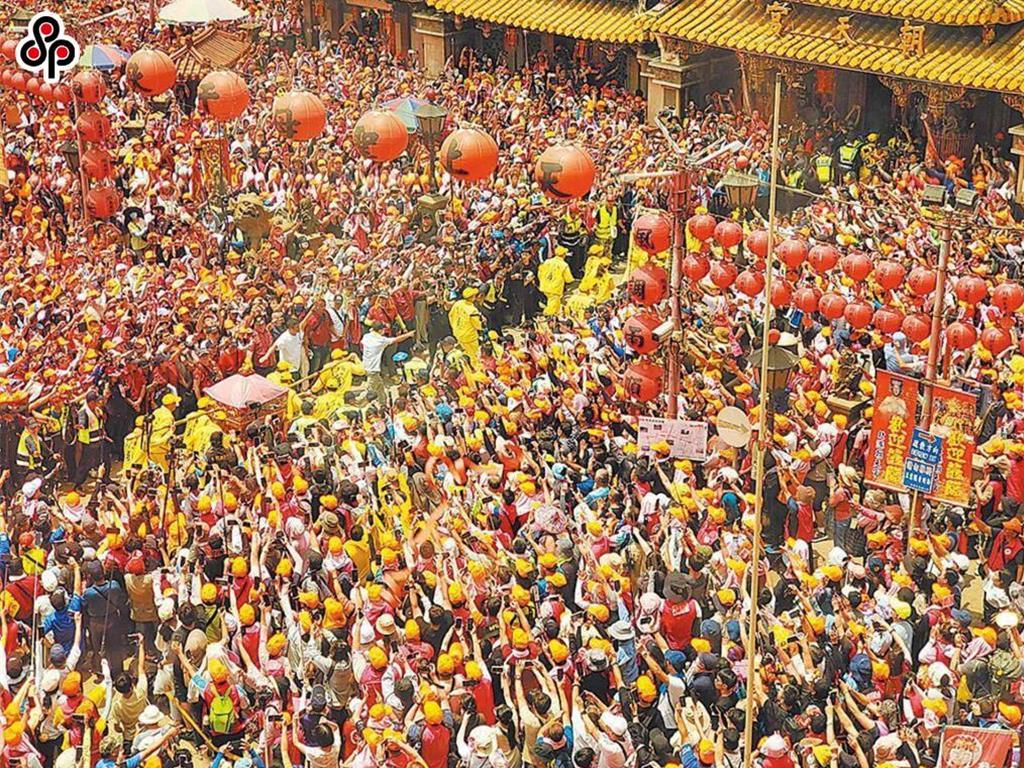 12日深夜11时55分，白沙屯拱天宫的妈祖进香活动将正式启程，妈祖神轿将被抬起，