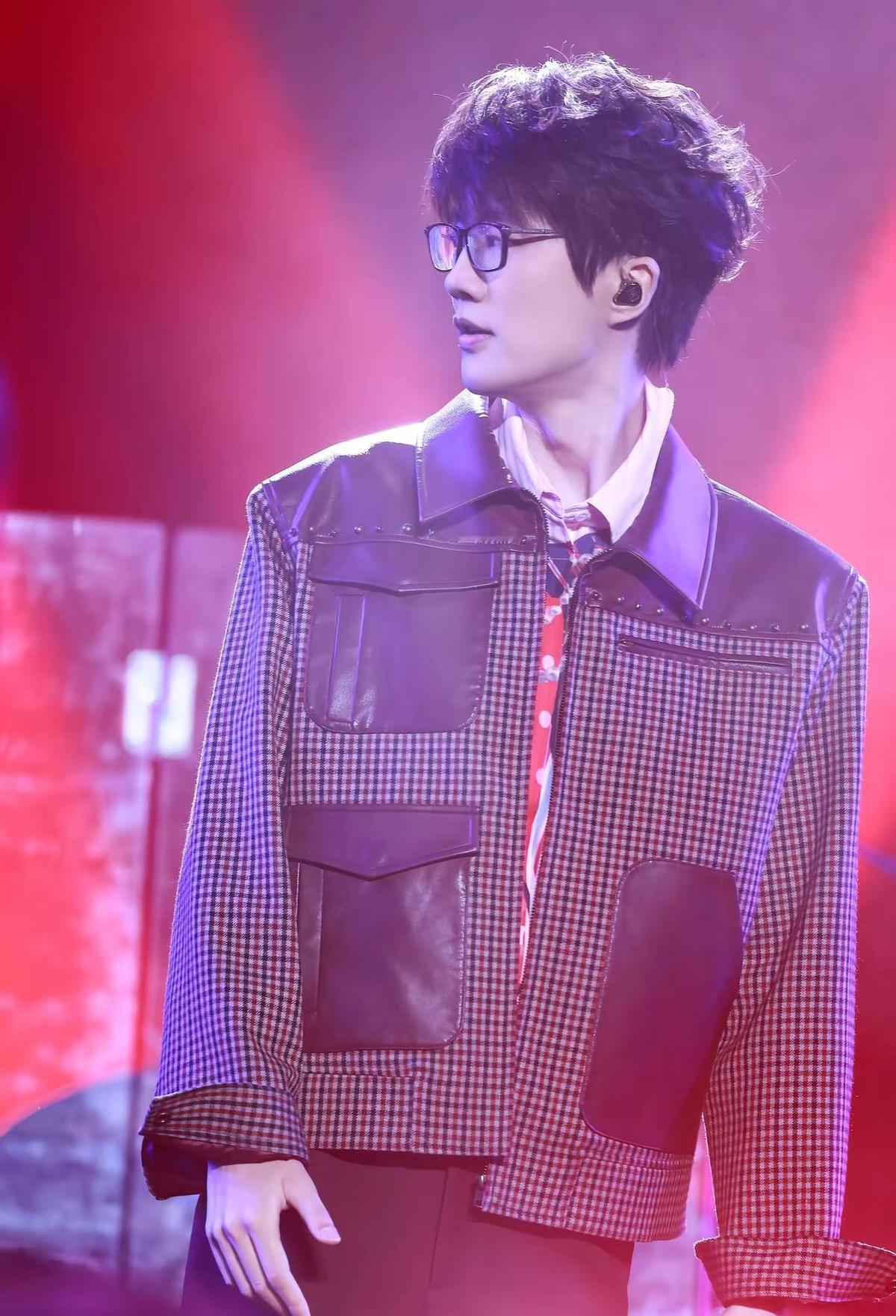 许嵩赣州开唱了？
雾气弥漫的落地窗，像极了他歌里的那种朦胧感。
这波操作，是真·