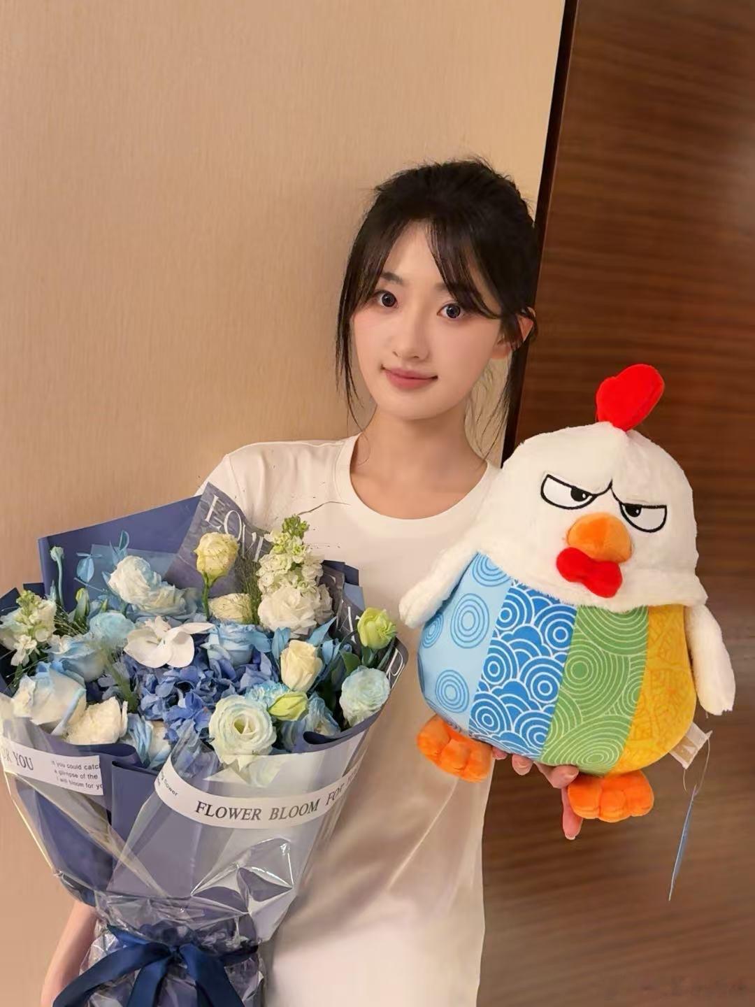 笑点攻击也是辩论技能？她在星辰大海辩论赛上凭清晰思路获最佳辩手，企鹅高雅人士表情