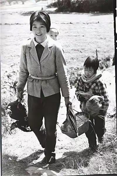 父母要反思。不要提不切孩子实际的理想式要求。学会倾听孩子的需求是每个父母必须注意