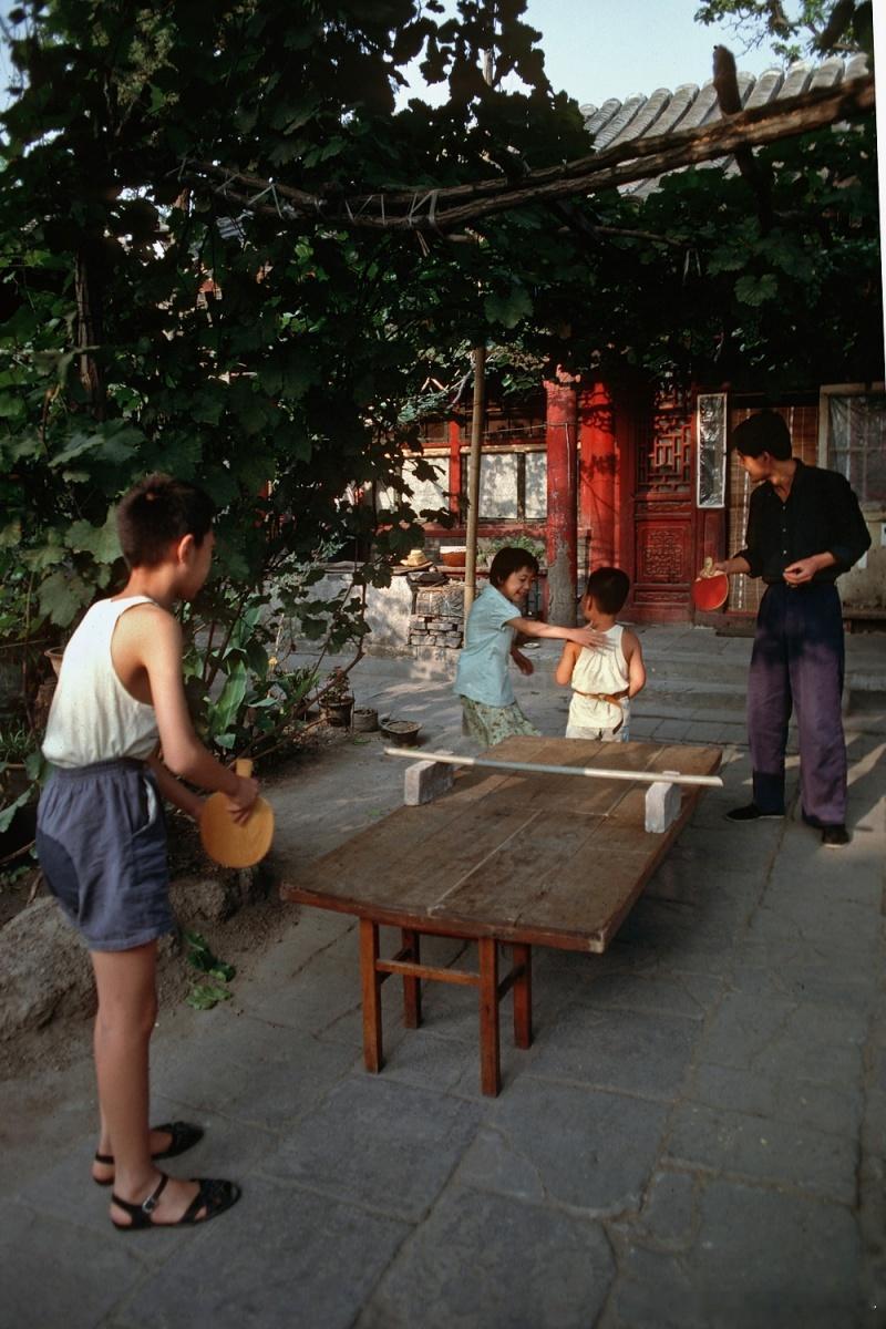 八十年代北京老照片 在四合院里打乒乓球老照片[超话] ​​​