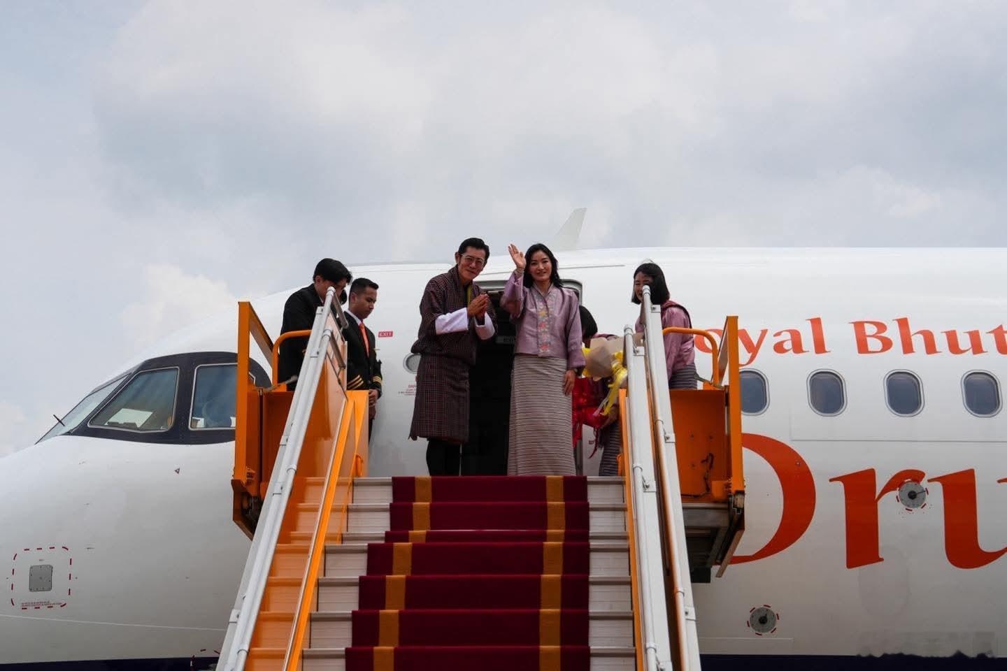 不丹王室 🇧🇹8月22日，不丹国王夫妇结束对越南的国事访问。世界各国王室[超