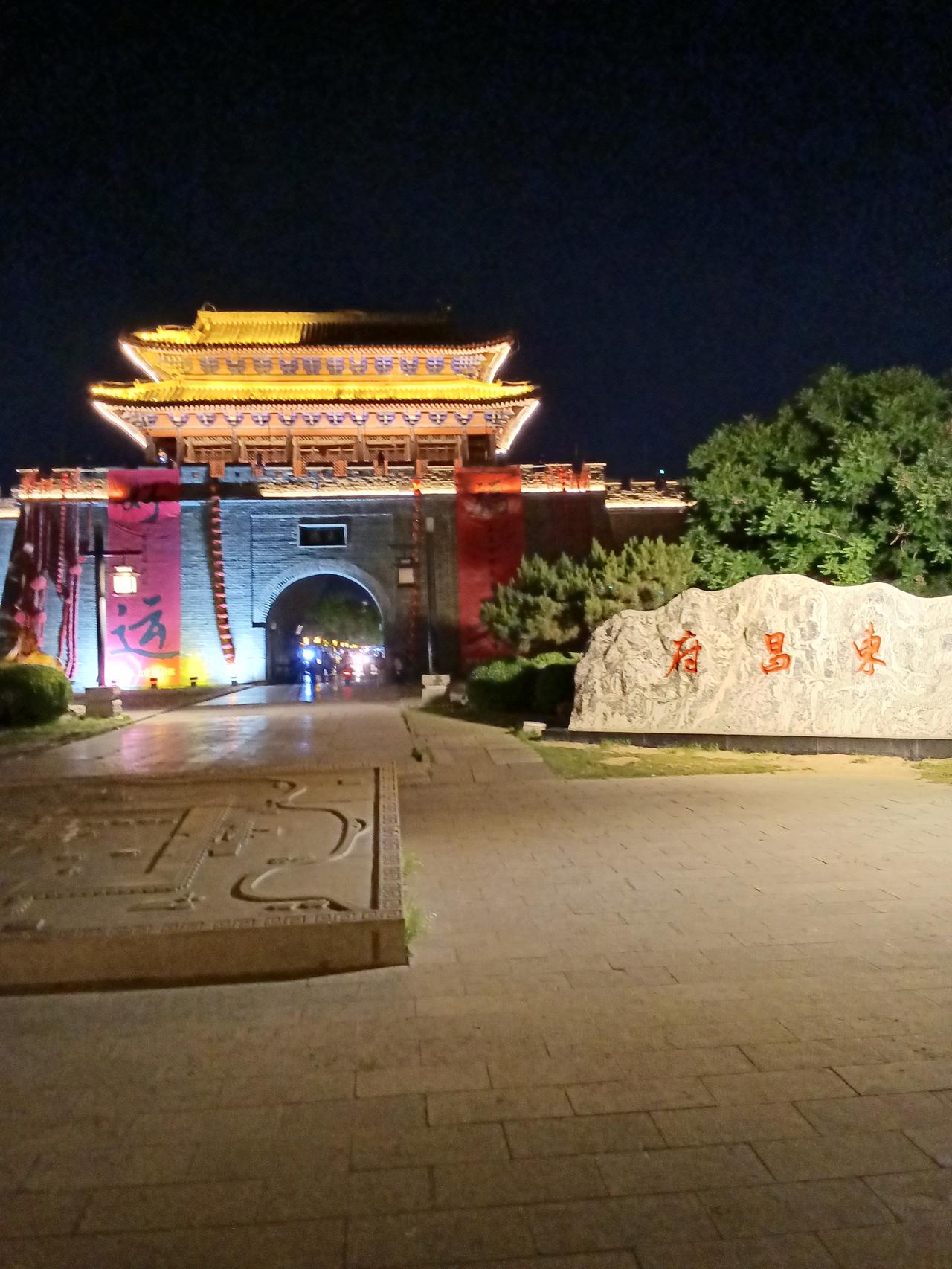 逐梦少年红尘路（八十四）
今生只为他绽放
会议室的落地窗将大河省的暮色裁成几何光