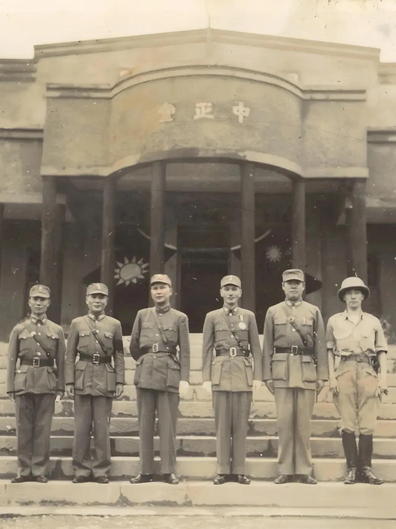 1943年，石牌保卫战大捷后，蒋校长率队赴恩施嘉奖慰勉立功官兵时的一张留影，除了