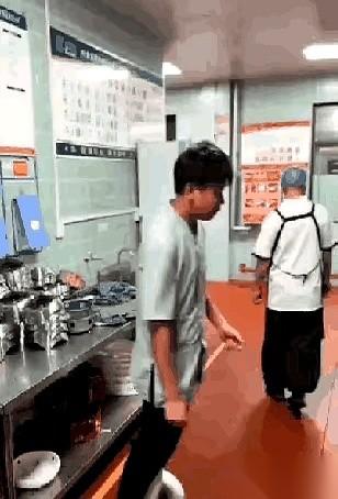 都说一个人干五个人的活儿。
我跟你讲，这根本不是卷不卷的事儿。
这是要把一整个服