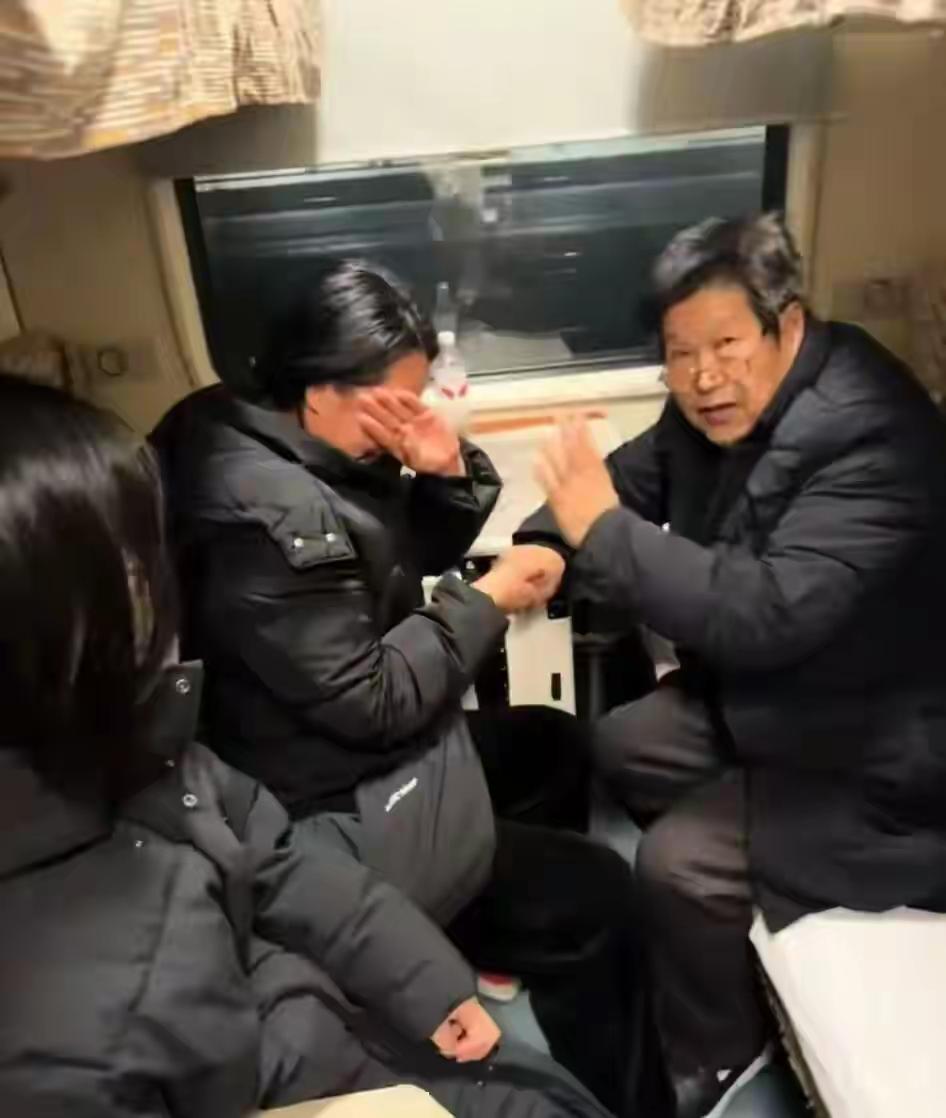 感动！71岁河南商丘退休教师在火车上，遇见26年前自己曾经教的学生，老师精准叫出