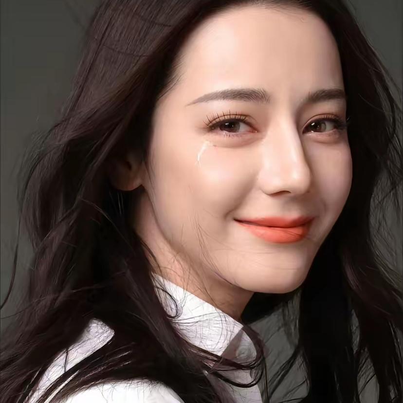 热巴这次真的要急哭了
团队所有人都到巴黎了
只有热巴自己跑到迪拜中转，谁也没想到