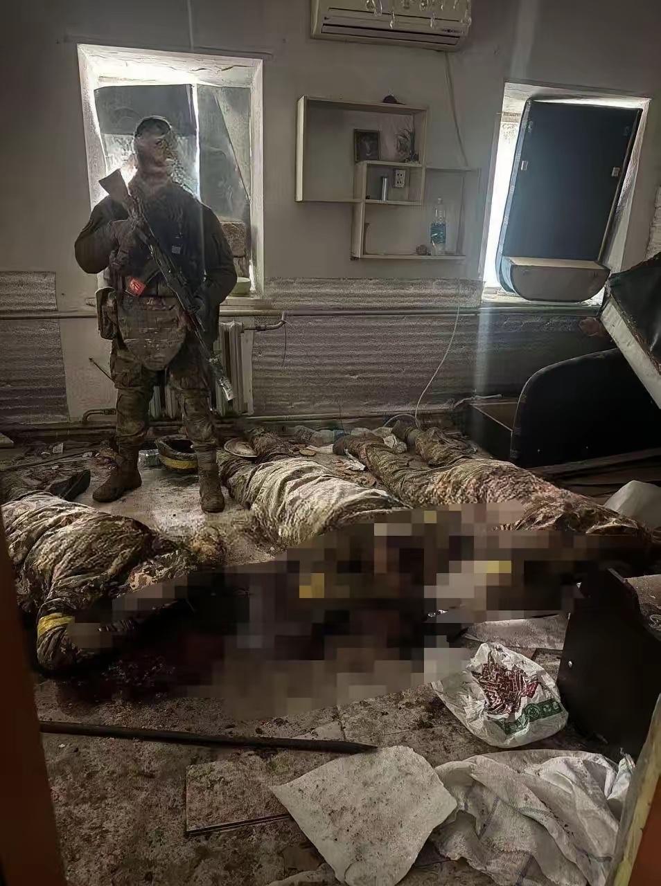 红军城乌军守军死不投降，俄军突击队打红眼了！俄军特种兵当场射杀了3名被俘的乌军士