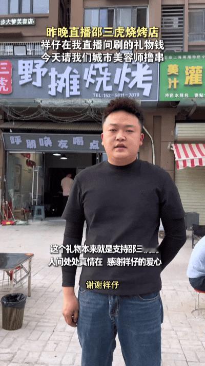 安徽宿州一条普通街巷里，近日出现了格外热闹又治愈的一幕。一条长长的队伍，安静排列