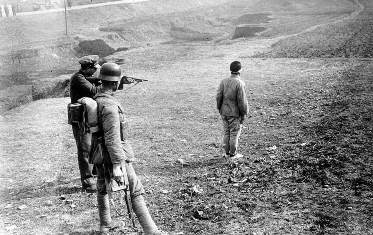 1946年12月31日，南京雨花台，一名日本战犯被押上刑场，这个人叫鹤丸光吉，是