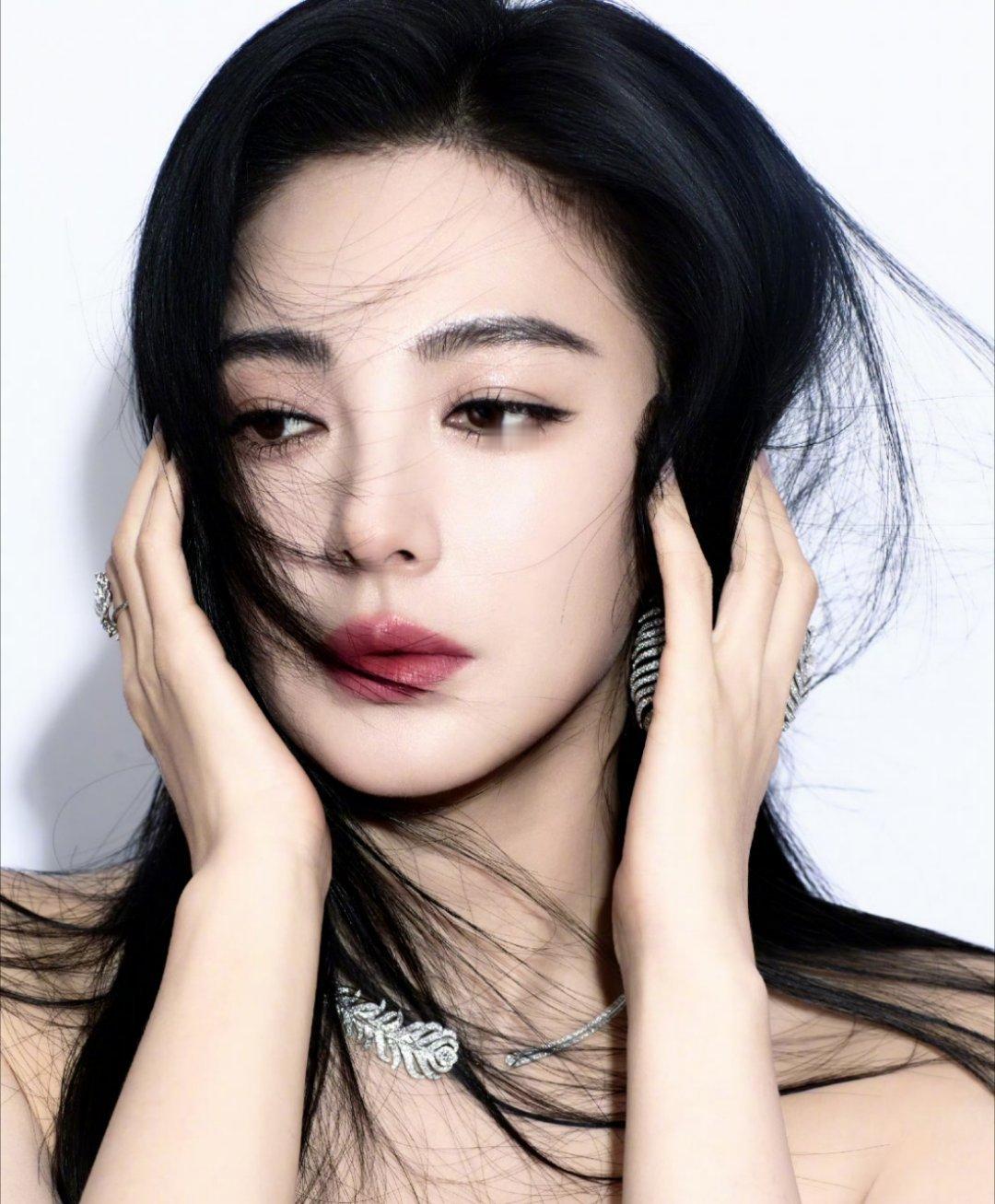 好久不见的张雨绮黑直长红毯发型，美我一大跳～ 