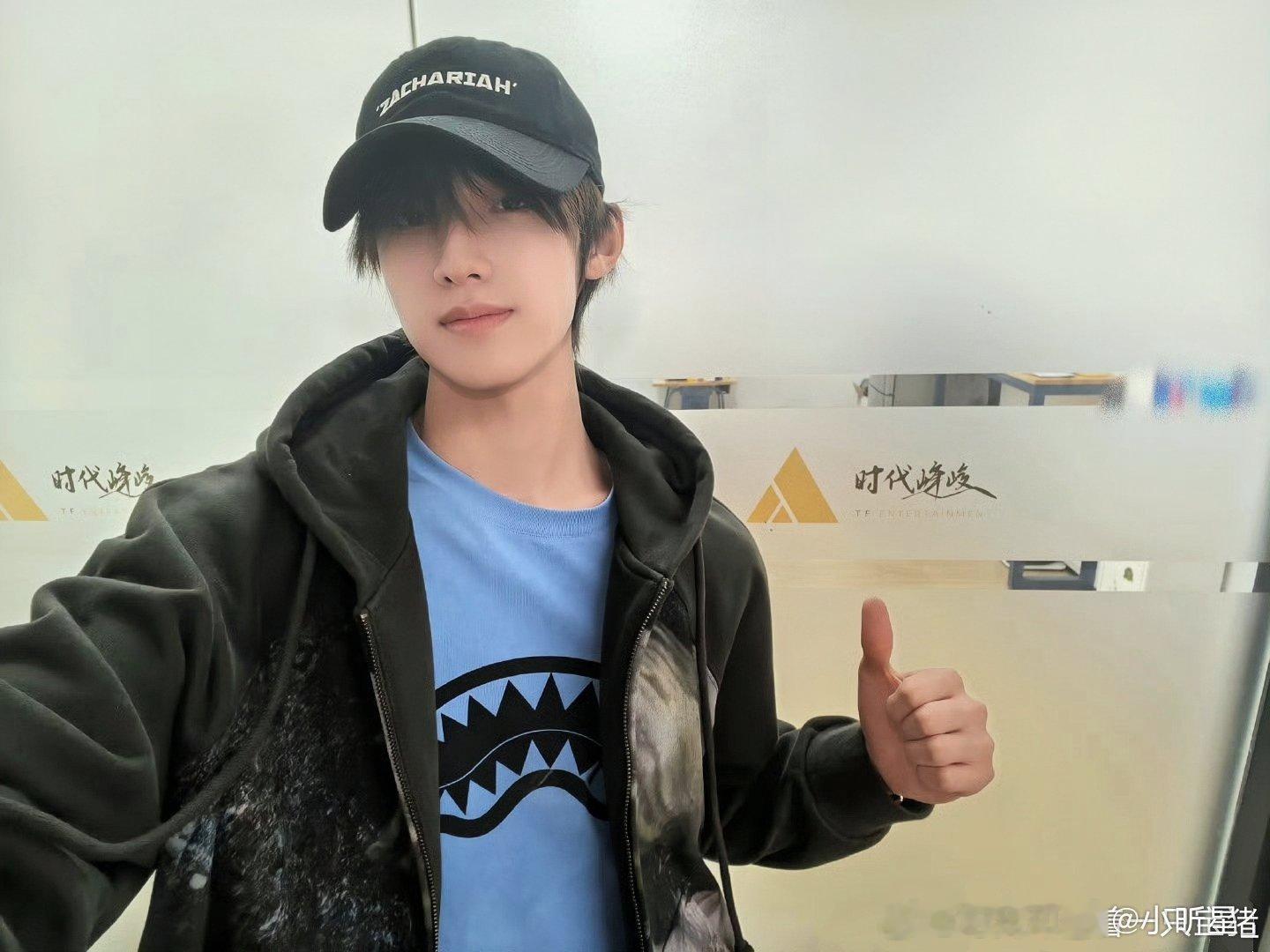 张泽禹剪发前留下的珍贵影像 长发的张泽禹也太绝了吧！那独特的气质，轻松驾驭各种造