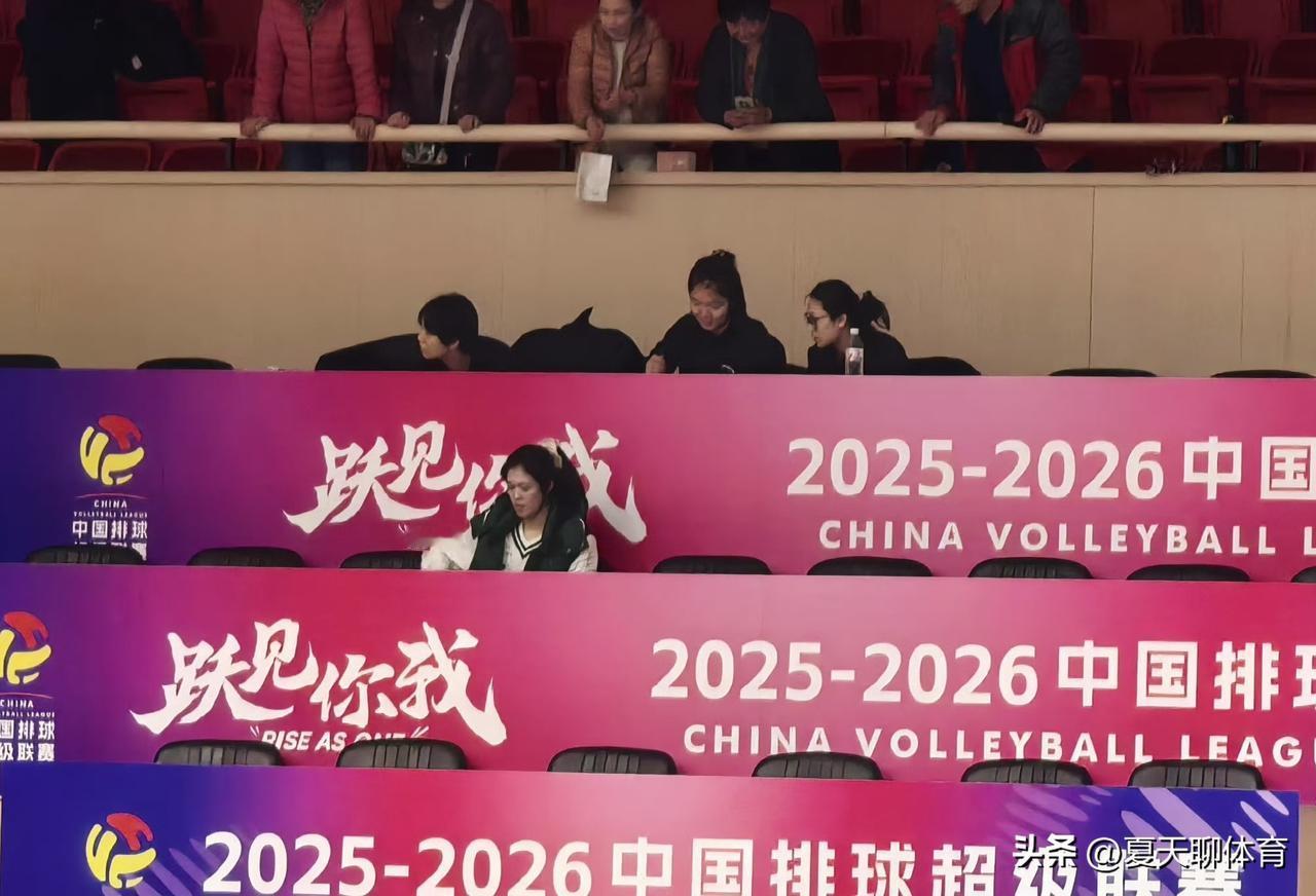 天津女排这魔鬼主场果然名不虚传，现场真是锣鼓喧天！正在直播半决赛天津女排VS江苏