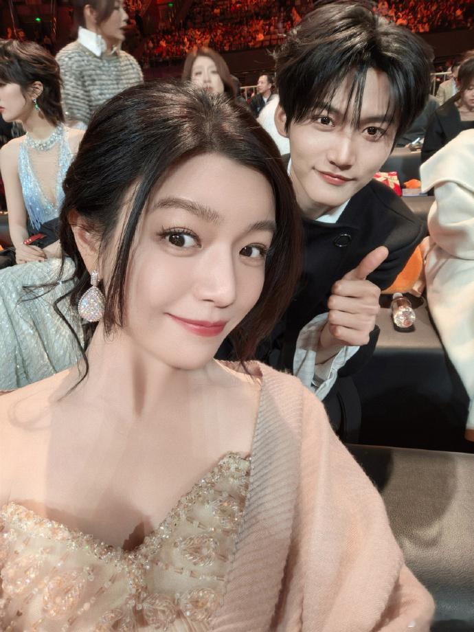 周柯宇晒了两张和陈妍希合照 发了微博之夜的照片！有两张是和的合影～ 