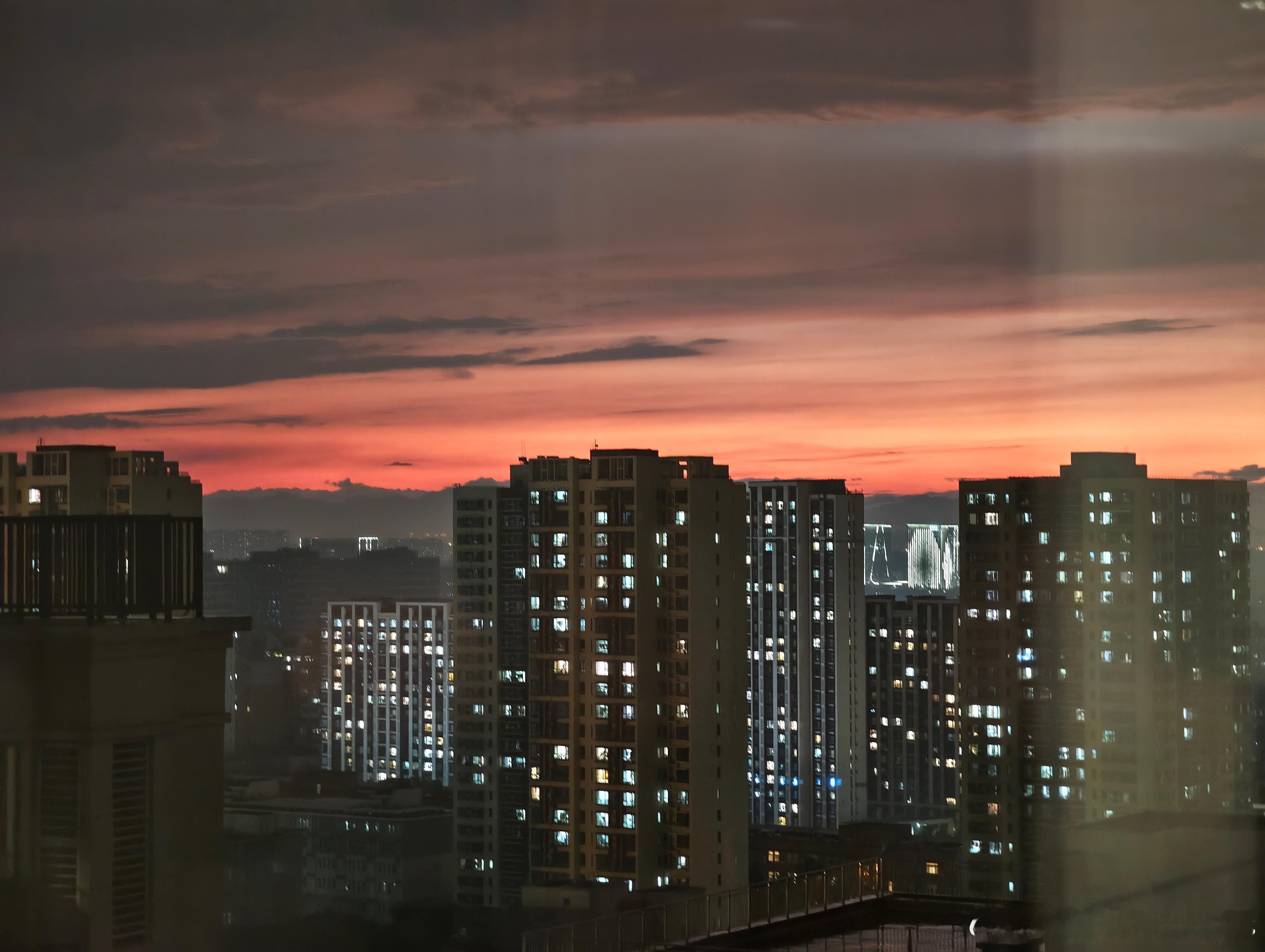 扔个垃圾的功夫，被窗外的景色所吸引，虽然大雨倾盆，但雨总会停，美景不期而至，或许