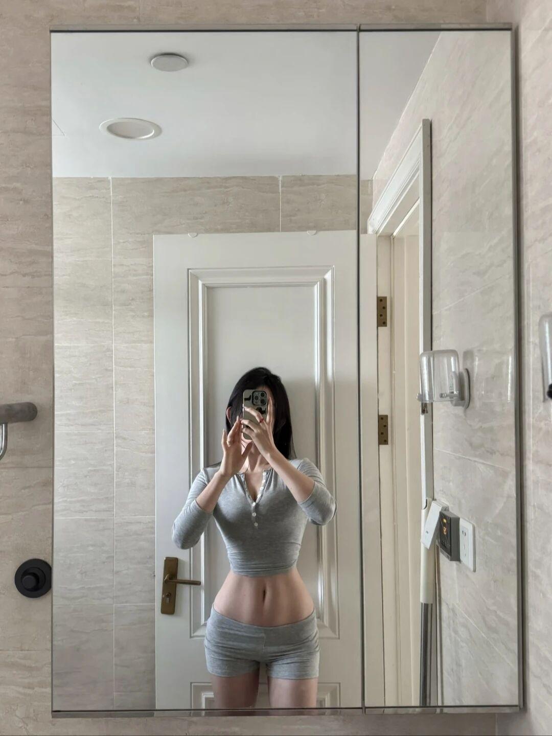 偷偷给你看个身材