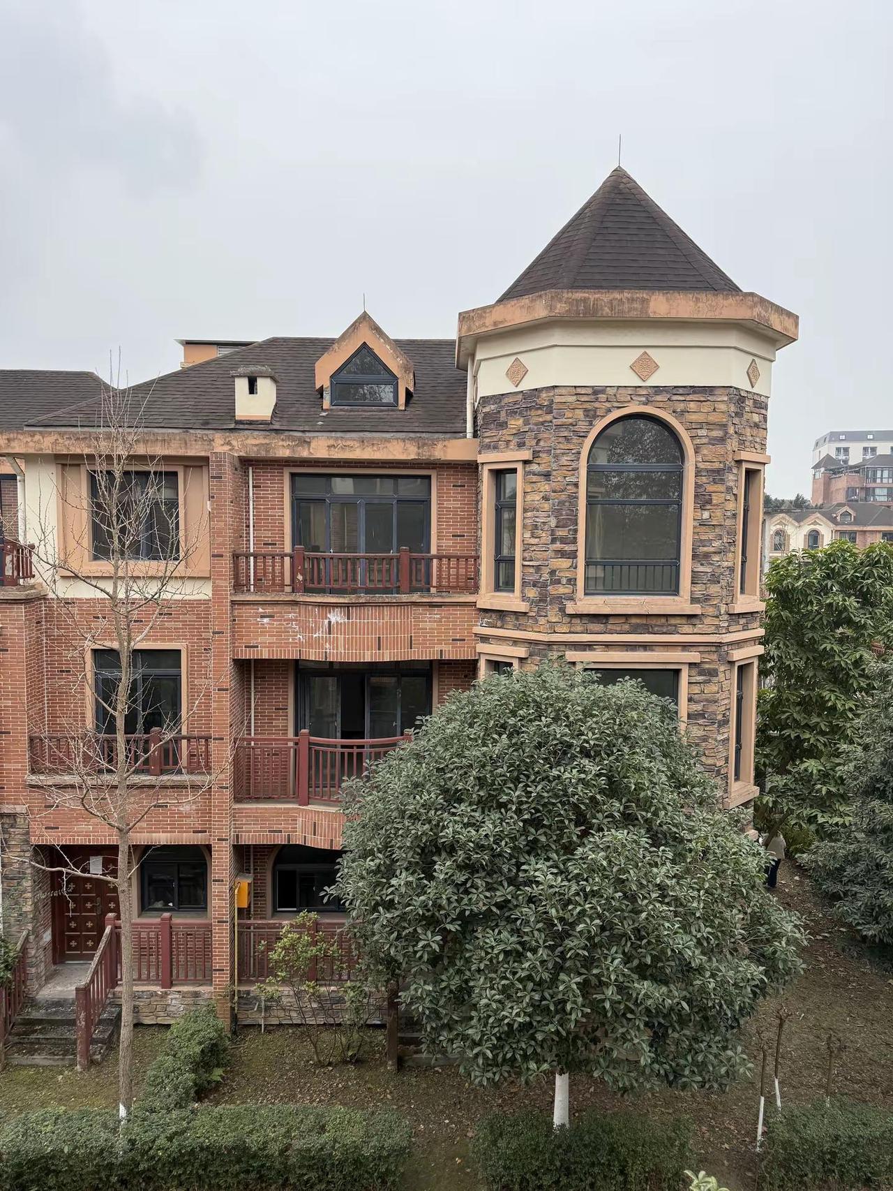 地铁口‼️170万捡漏382平米城堡别墅。382㎡联排端头位置，花园近200㎡，