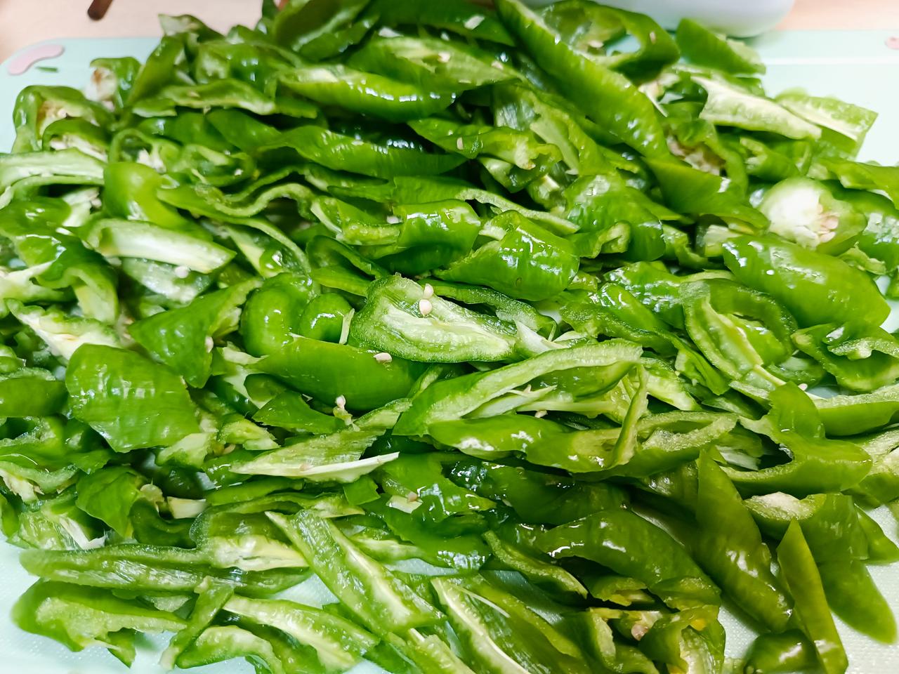 青椒，大葱，西红柿，芹菜冷冻方法
 下午路过超市进去看看，这辣椒不到6块钱的，在