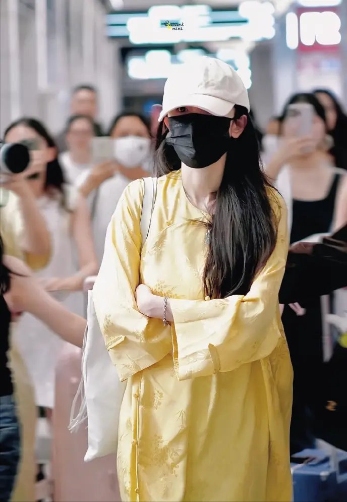 杨幂带火了一种夏日配色叫“鹅黄+淡蓝”，新中式混搭半身裙绝了！ ​​​