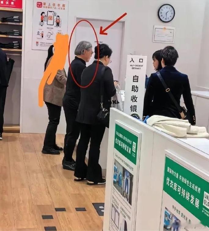 网友逛街偶遇郭晶晶公公，霍震霆在优衣库买衣服，原来豪门也会买这么平价的衣服[允悲