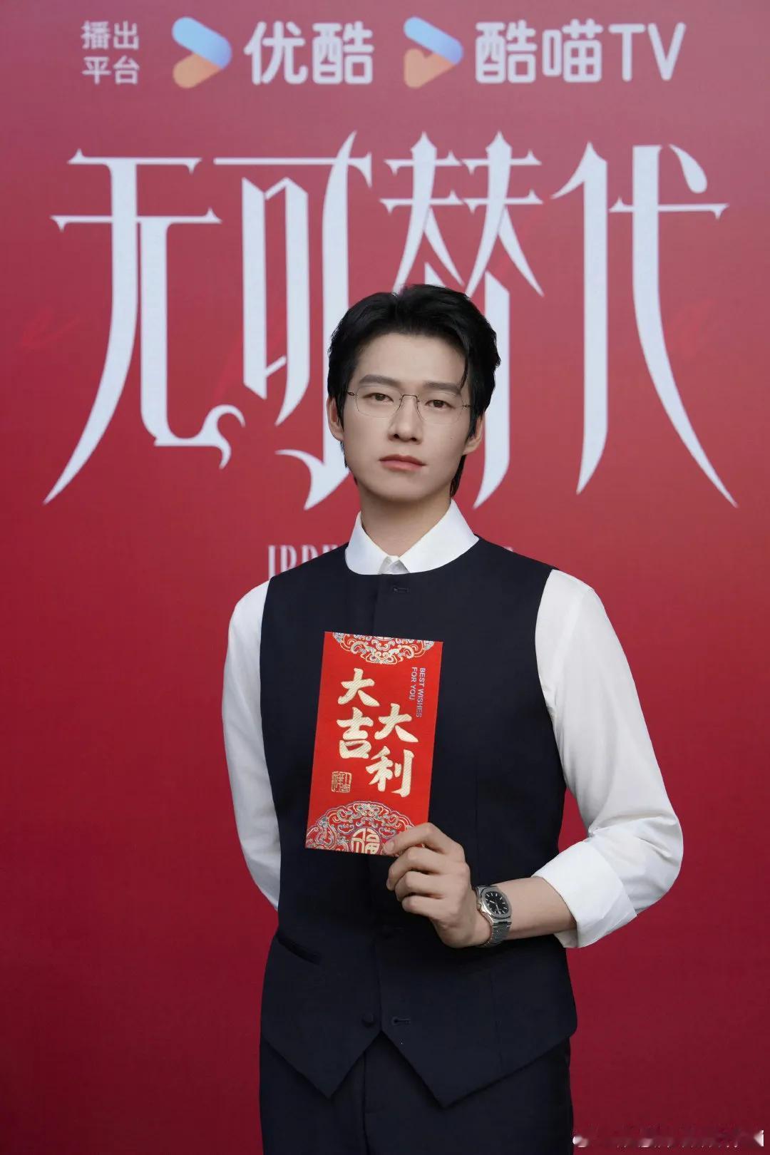 赵今麦魏大勋牵手散步路透来啦！魏大勋这波苏感直接拉满，像自带光环的“小叔叔”～ 