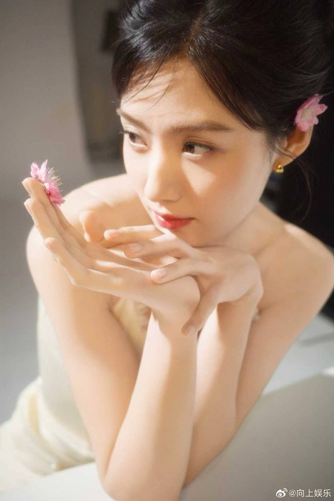 卢昱晓白瓷娃娃 卢昱晓最新大片释出，好一个美丽的白瓷娃娃。 