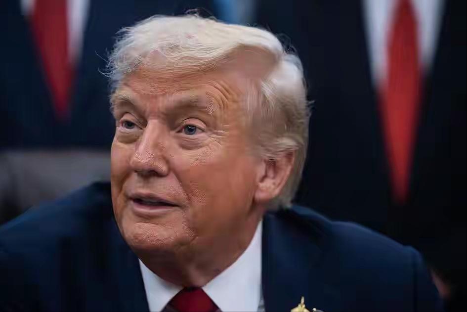 记者询问特朗普：如果泽连斯基不同意你的和平计划，会发生什么？

特朗普回答：那他