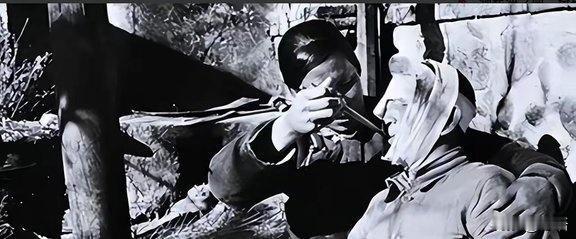 1936年深山偶遇，藏着最动人的军民生死情
 
1936年，一位老大娘上山采野果