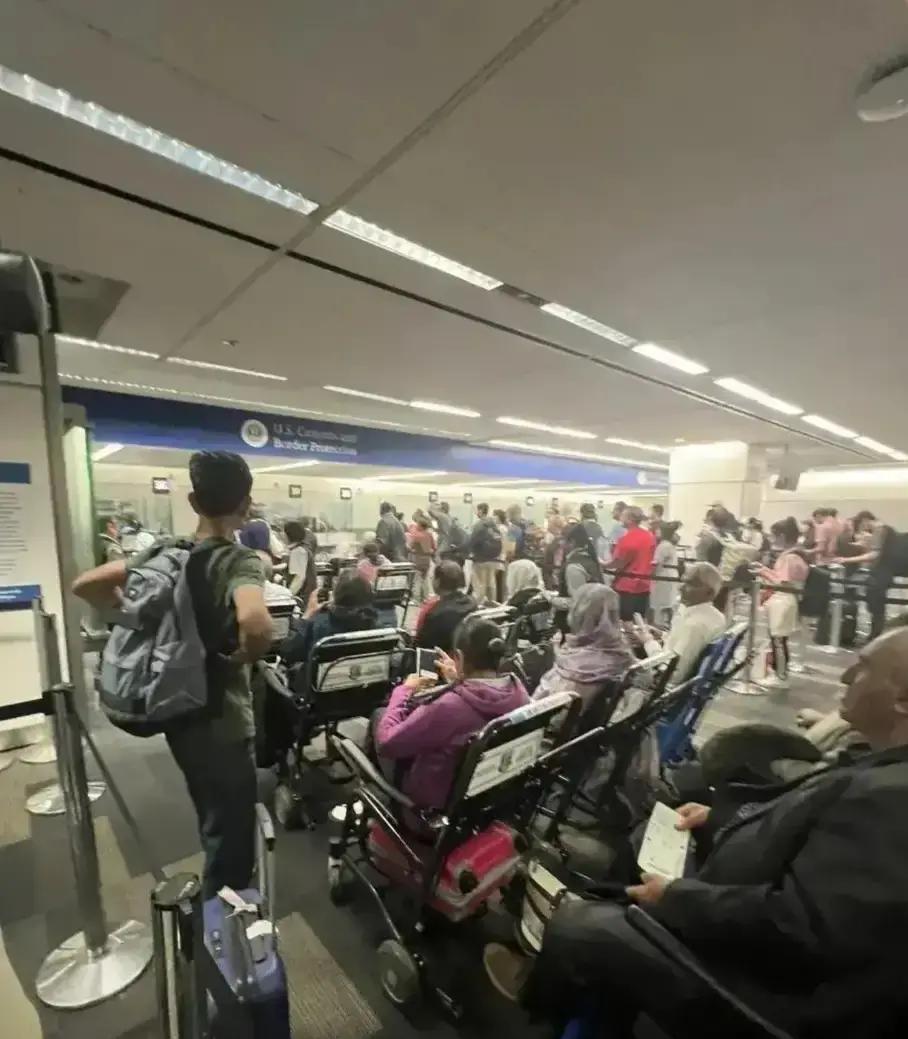 在某机场，有网友发现，成群的印度人坐着轮椅等待优先登机！而他们中的很多人看起来很