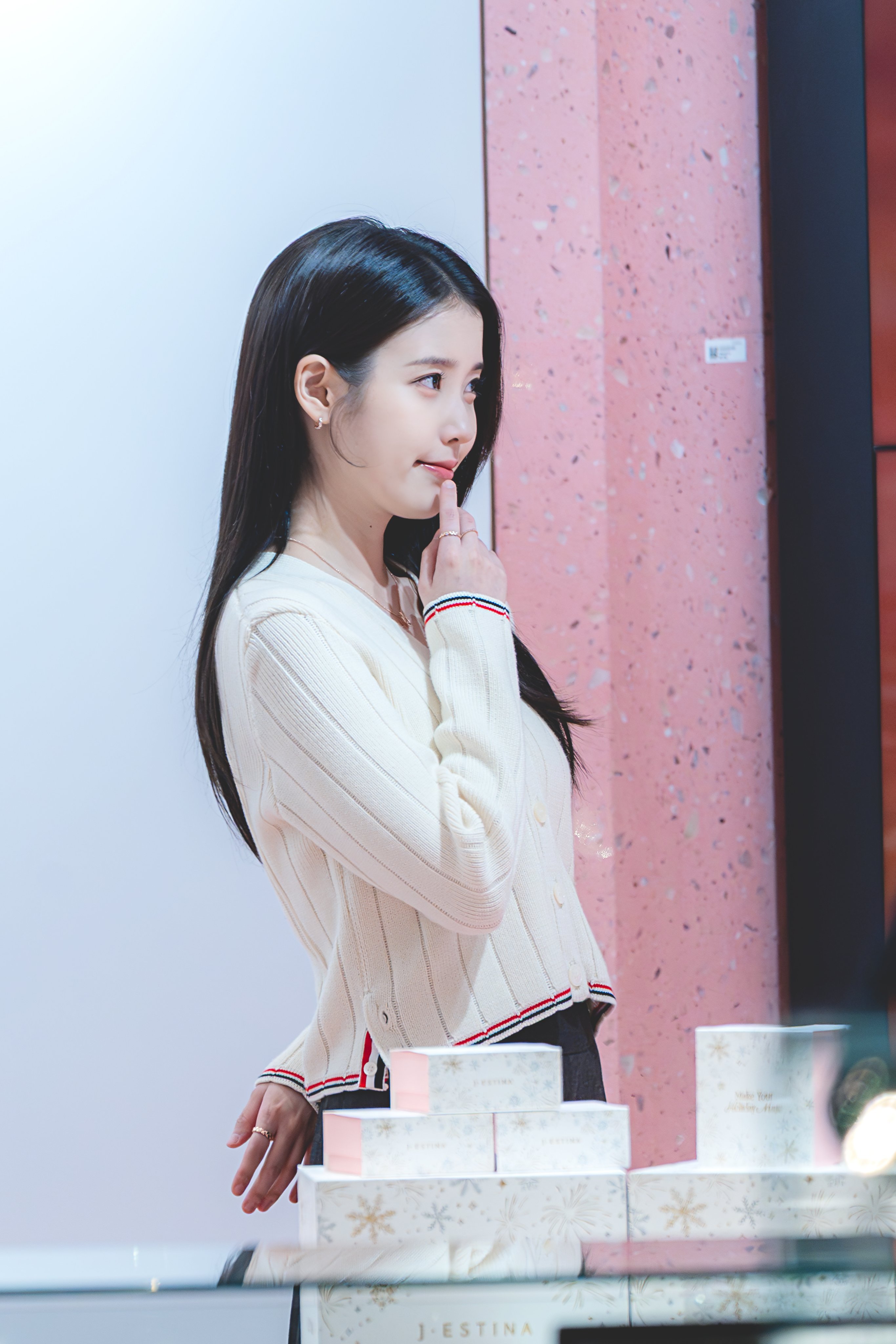 IU  🌸IU出道十七周年快乐251126 IU x J.estina快闪店活