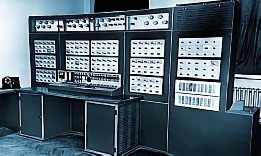 1958年，苏联曾生产了50台三进制电脑，理论上来说，三进制更接近人类大脑的思维