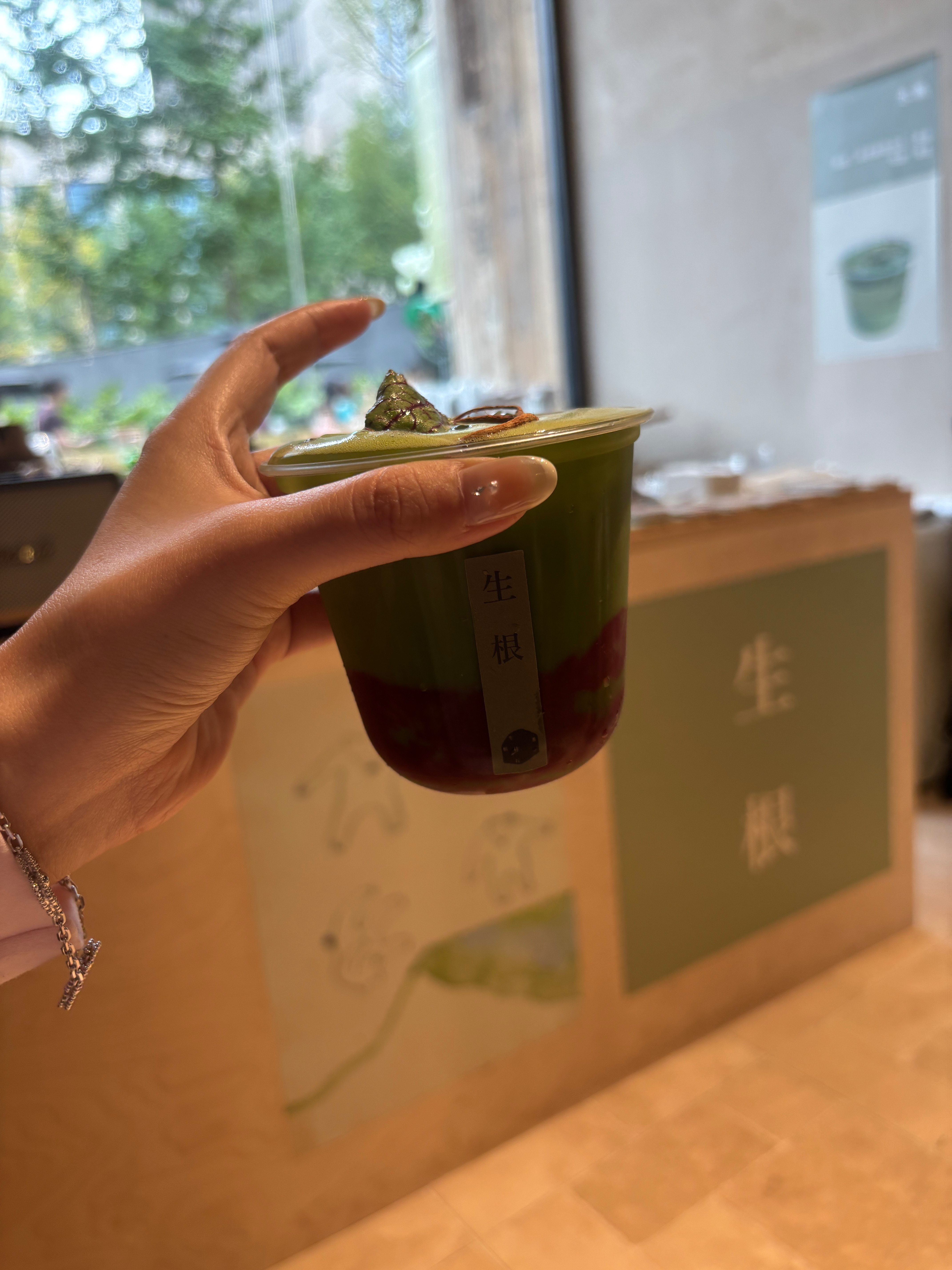 在美国天天刷的微博，看她发的吃的受不了了，回国第一站就是贵阳，这个生根抹茶行绝了
