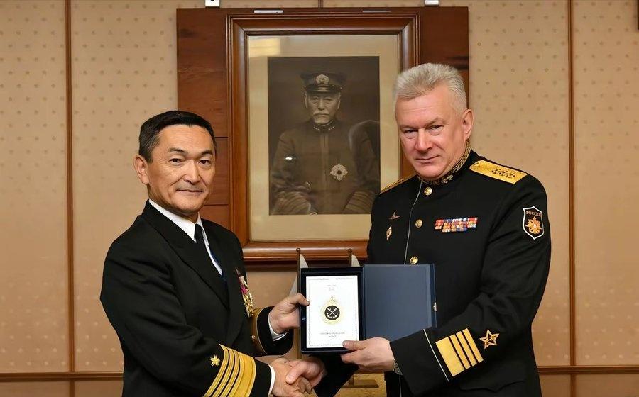 小日本贼心不死！
​​在邀请俄罗斯海军总司令官到国防省时，把东乡平八郎当作背景拍